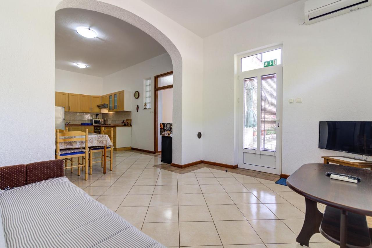 Dora Apartment Senj  Buitenkant foto